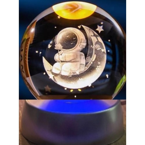 Ay%20Üstünde%20Astronot%20Tasarımlı%20Plastik%20Altlıklı%20Işıklı%20Cam%20Küre