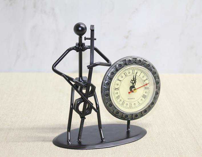 Metal Saatli Keman Çalan Müzisyen