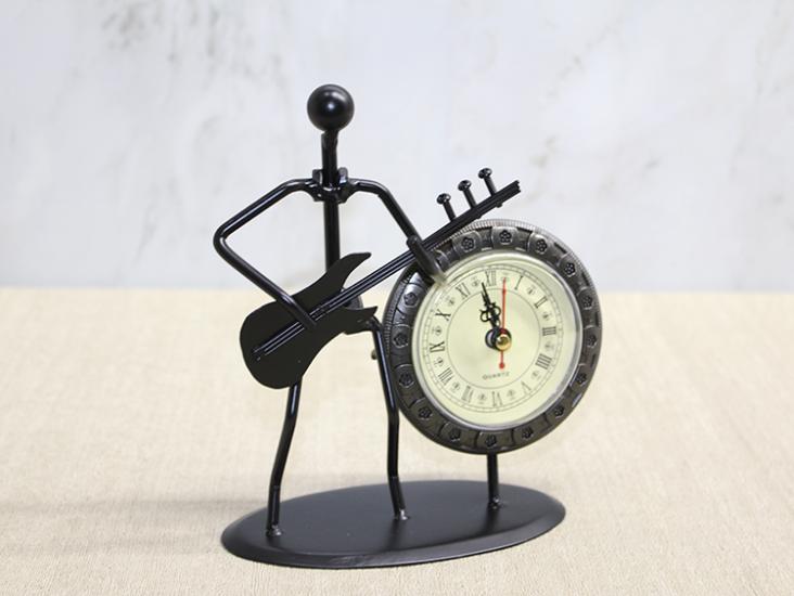 Metal Saatli Gitar Çalan Müzisyen